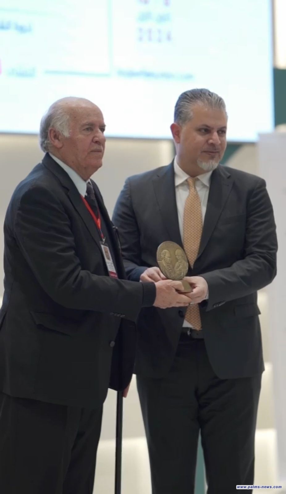 نخيل عراقي تمنح الشاعر يحيى السماوي ميدالية الجواهري للإبداع في ملتقى السماوة